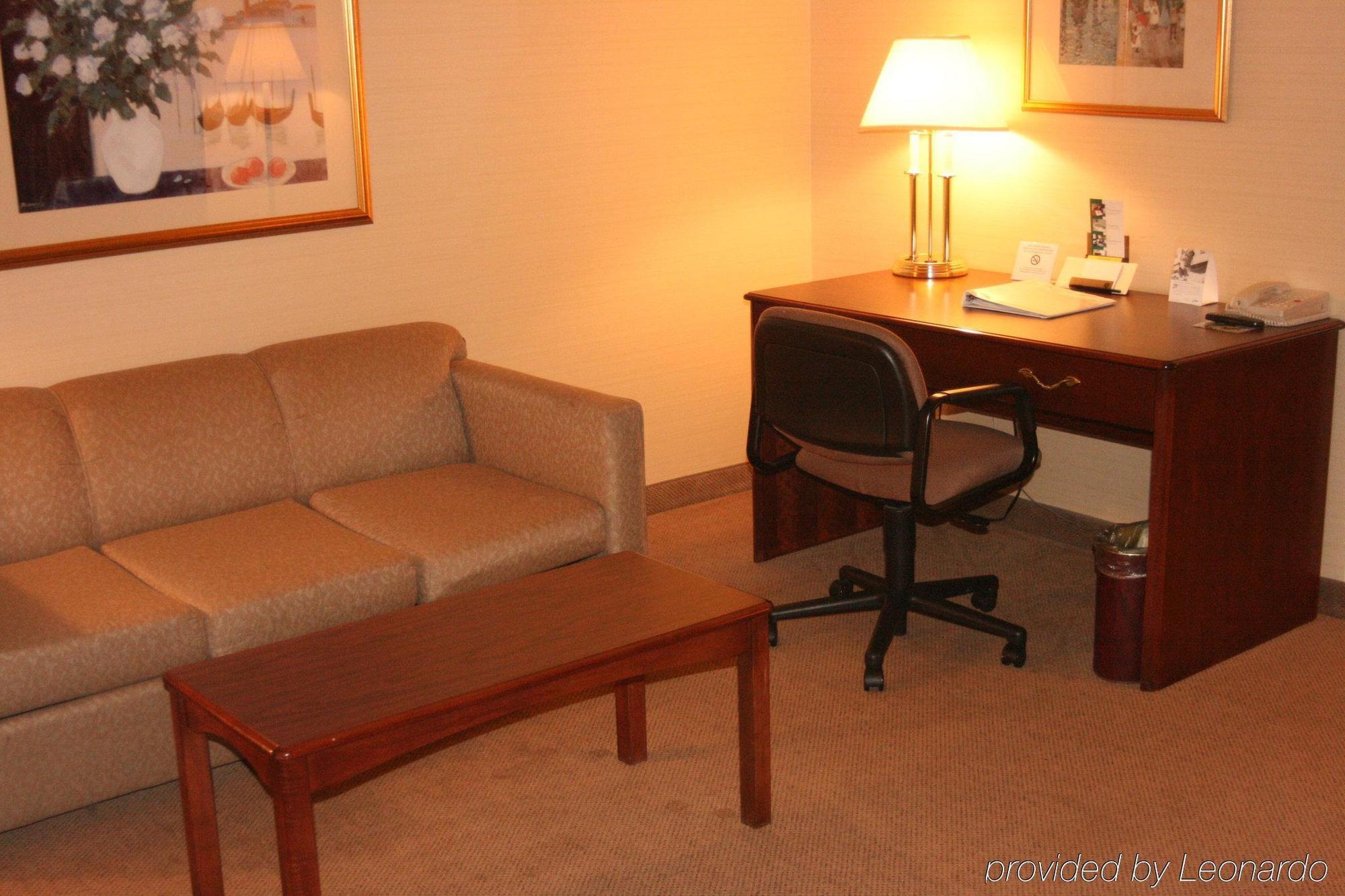 Maron Hotel & Suites Danbury Room photo
