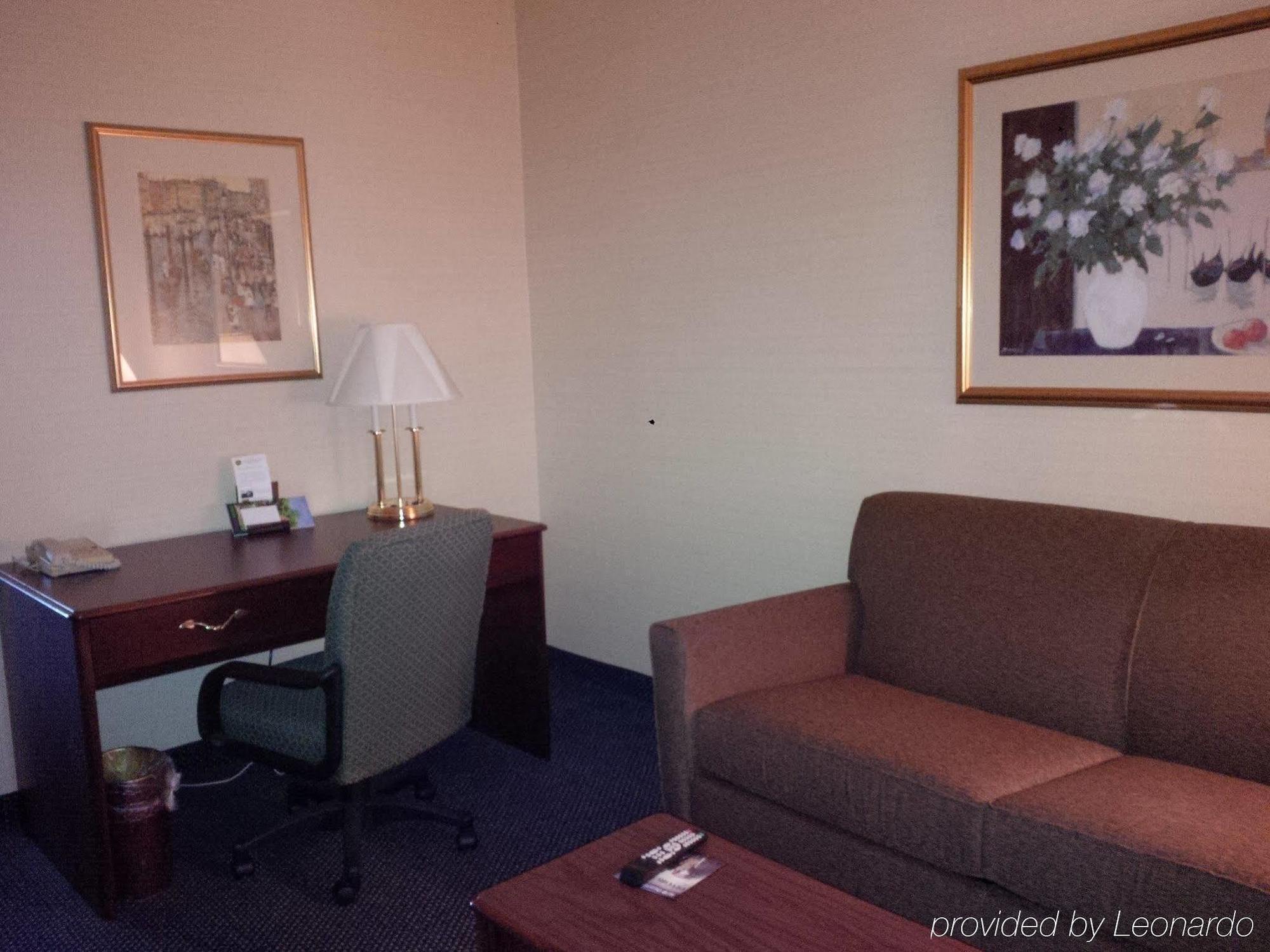 Maron Hotel & Suites Danbury Exterior photo